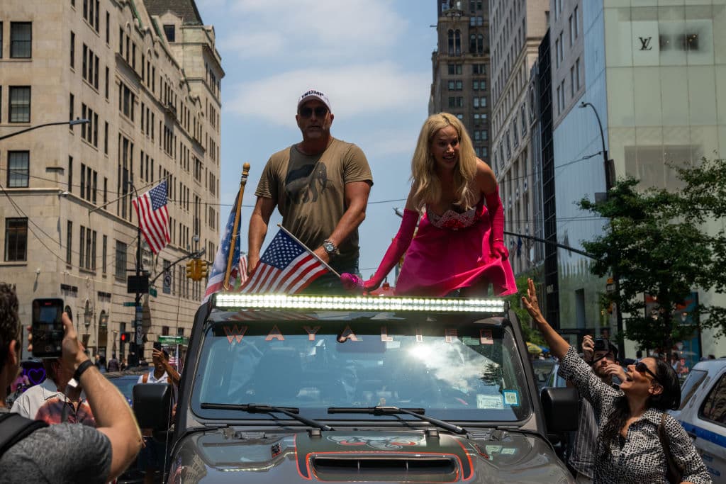 Mientras Ivanka Trump recuerda a su madre, los seguidores de su padre le manifestaron su apoyo con una caravana de autos que llegó hasta la Quinta Avenida en Manhattan. La 
<b><a href="https://www.univision.com/noticias/elecciones-en-estados-unidos-2024/lo-que-evoca-votantes-imagen-desafiante-trump-atentado" target="_blank">Convención del Partido Republicano comienza este lunes 15 de julio en Milwaukee</a></b> y Donald Trump sería certificado como el candidato de la colectividad para la presidencia de Estados Unidos, en noviembre de 2024.