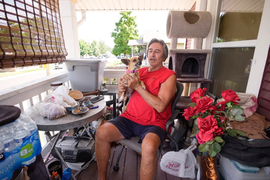 Ben Gallegos, sentado afuera de su casa, en el norte de Denver, en una fotografía del 27 de julio de 2023.