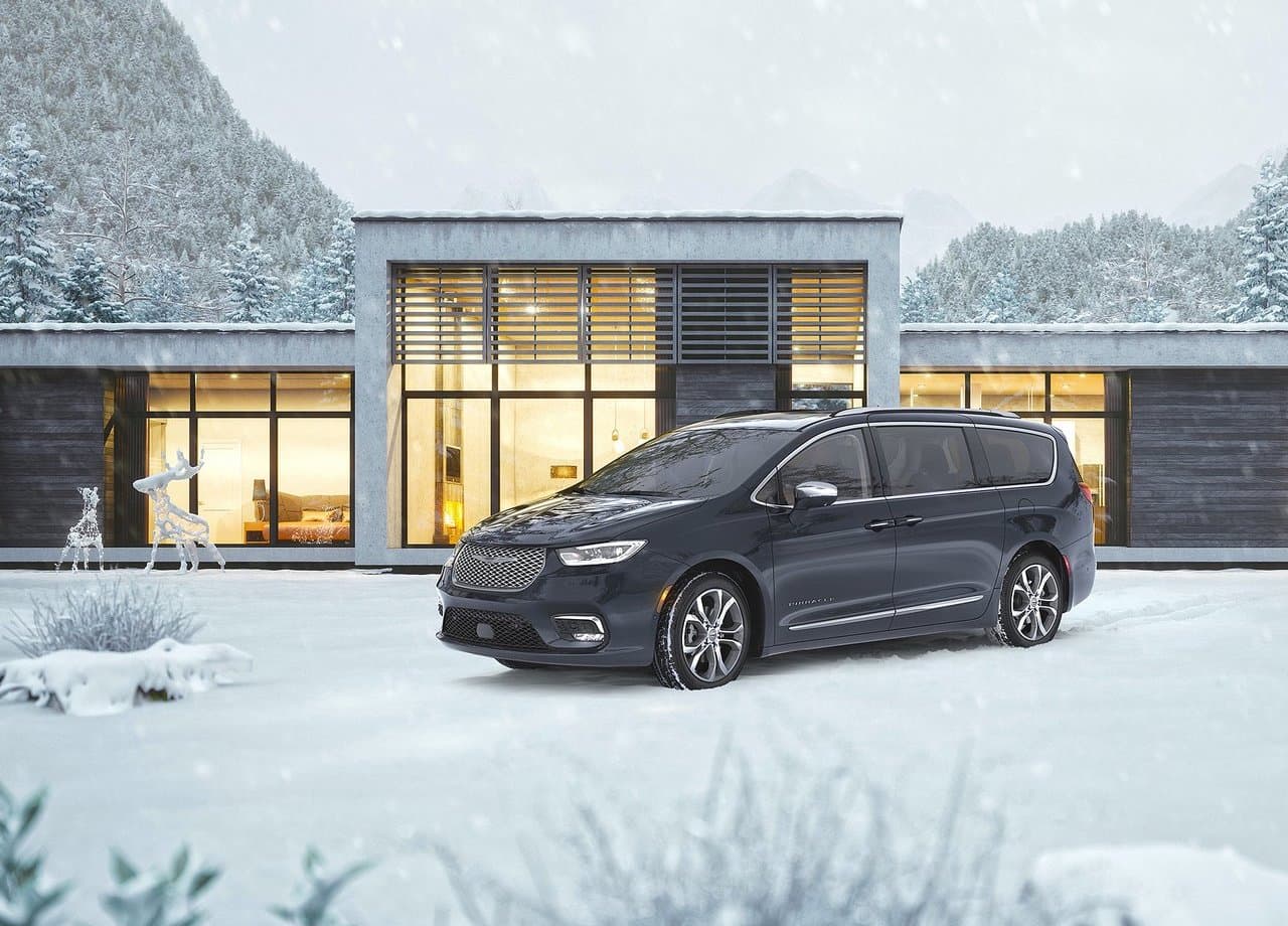 Chrysler solía fabricar este tipo de vehículo familiar con tracción en las cuatro ruedas, pero dejó de hacerlo en 2004. Ahora, la Chrysler Pacifica retoma este sistema y lo ofrece como opción en todos sus niveles de equipamiento, a excepción de las unidades con motorización híbrida.