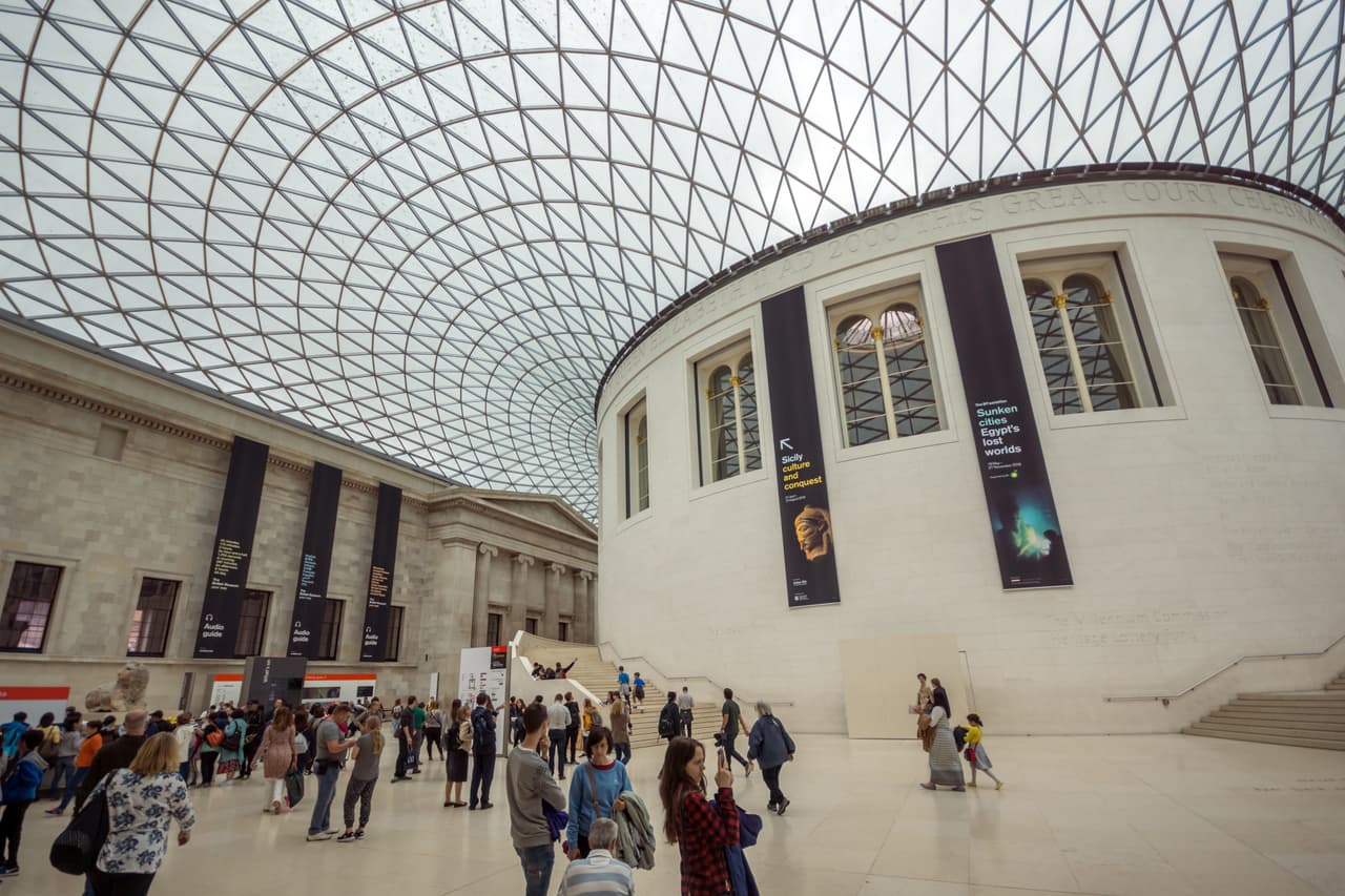 <b>Museo Británico.</b> Tienen una colección de más de ocho millones de objetos y es uno de los museos más importantes de Londres, Reino Unido. Algunas de sus piezas se pueden ver en línea, entre ellas la de los "Objetos de las ciudades romanas de Pompeya y Herculano". El museo también se asoció con el Instituto Cultural de Google para ofrecer recorridos virtuales utilizando la tecnología 
<i>Google Street View. </i>
<b><a href="https://artsandculture.google.com/streetview/british-museum/AwEp68JO4NECkQ?sv_lng=-0.1266024509257022&sv_lat=51.51905368906714&sv_h=332.00965947091896&sv_p=-0.28418674340102257&sv_pid=JeKwUFYAMWXNWPh3IOg3jw&sv_z=1" target="_blank">Para recorrer este museo haga click aquí </a></b>