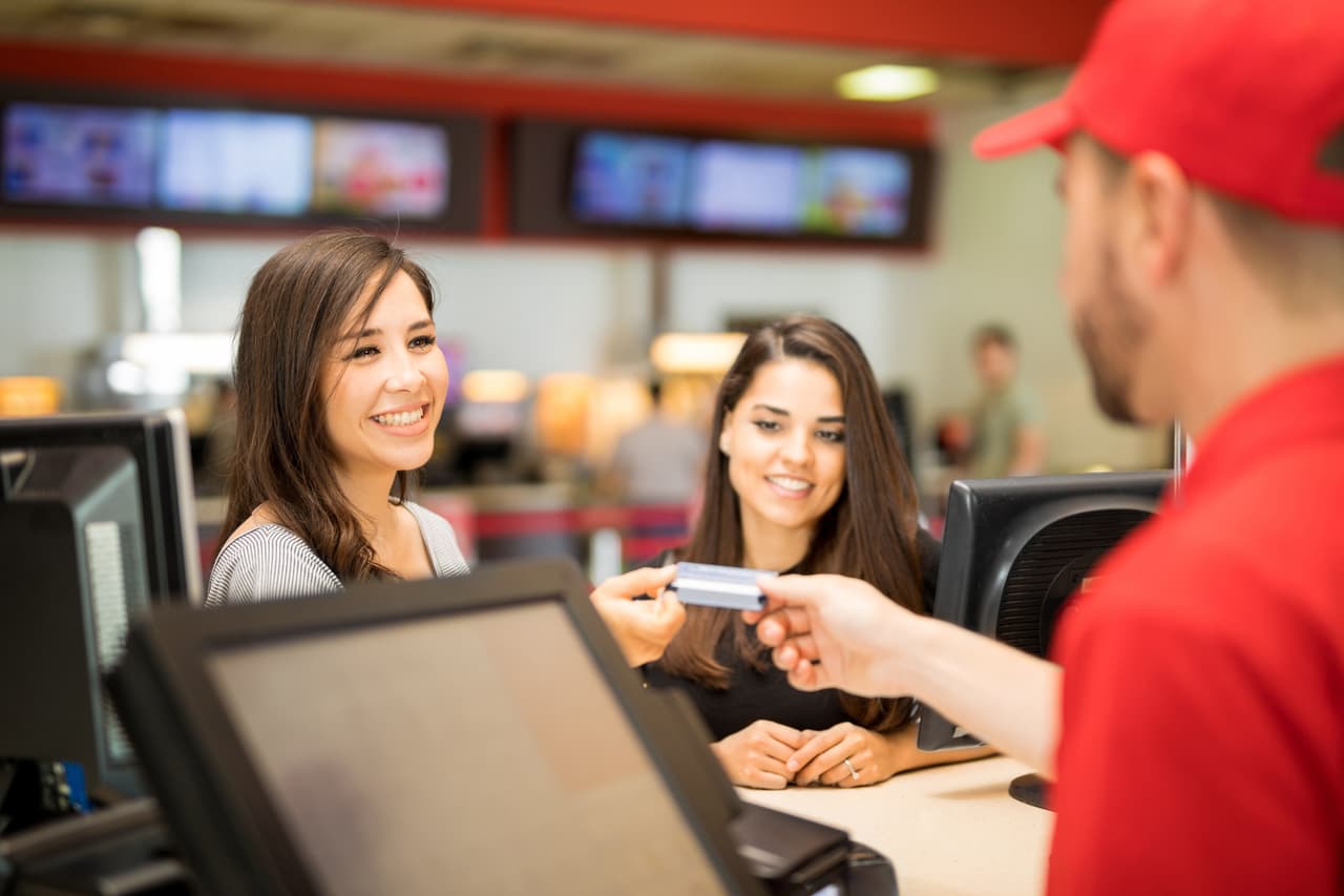 <b>Puesto 2. Trabajadores de restaurantes de comida rápida.</b> Realizan una variedad de tareas de preparación y servicio de alimentos en restaurantes de comida rápida, cafeterías, puestos de venta de alimentos. Ganan 23,250 dólares por año, unos 10.93 por hora.