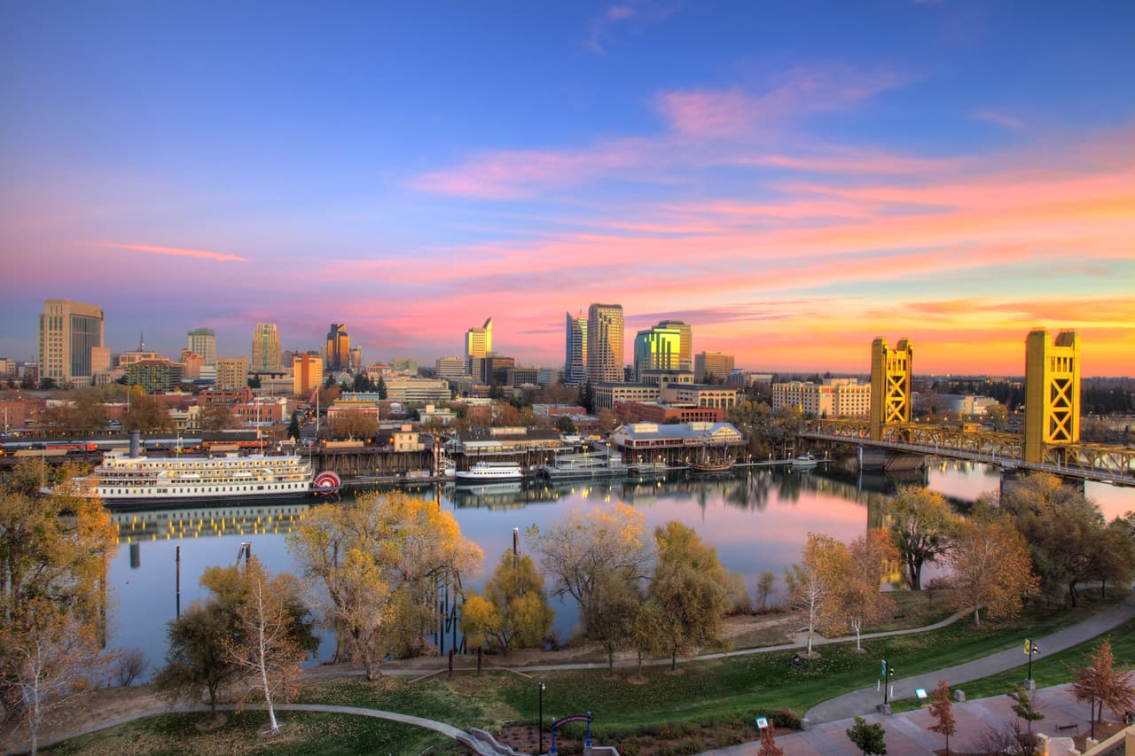 <h3 class="cms-H3-H3">9. Sacramento-Roseville-Arden-Arcade, California</h3>
<br>
<br>➡️ 
<b>Precio promedio, mayo 2022: </b>$649,000
<br>
<br>➡️ 
<b>Aumento en el precio promedio, de mayo de 2021 a mayo de 2022:</b> +11.0%
<br>
<br>➡️ 
<b>Promedio de días que dura una casa en el mercado:</b> 23
<br>