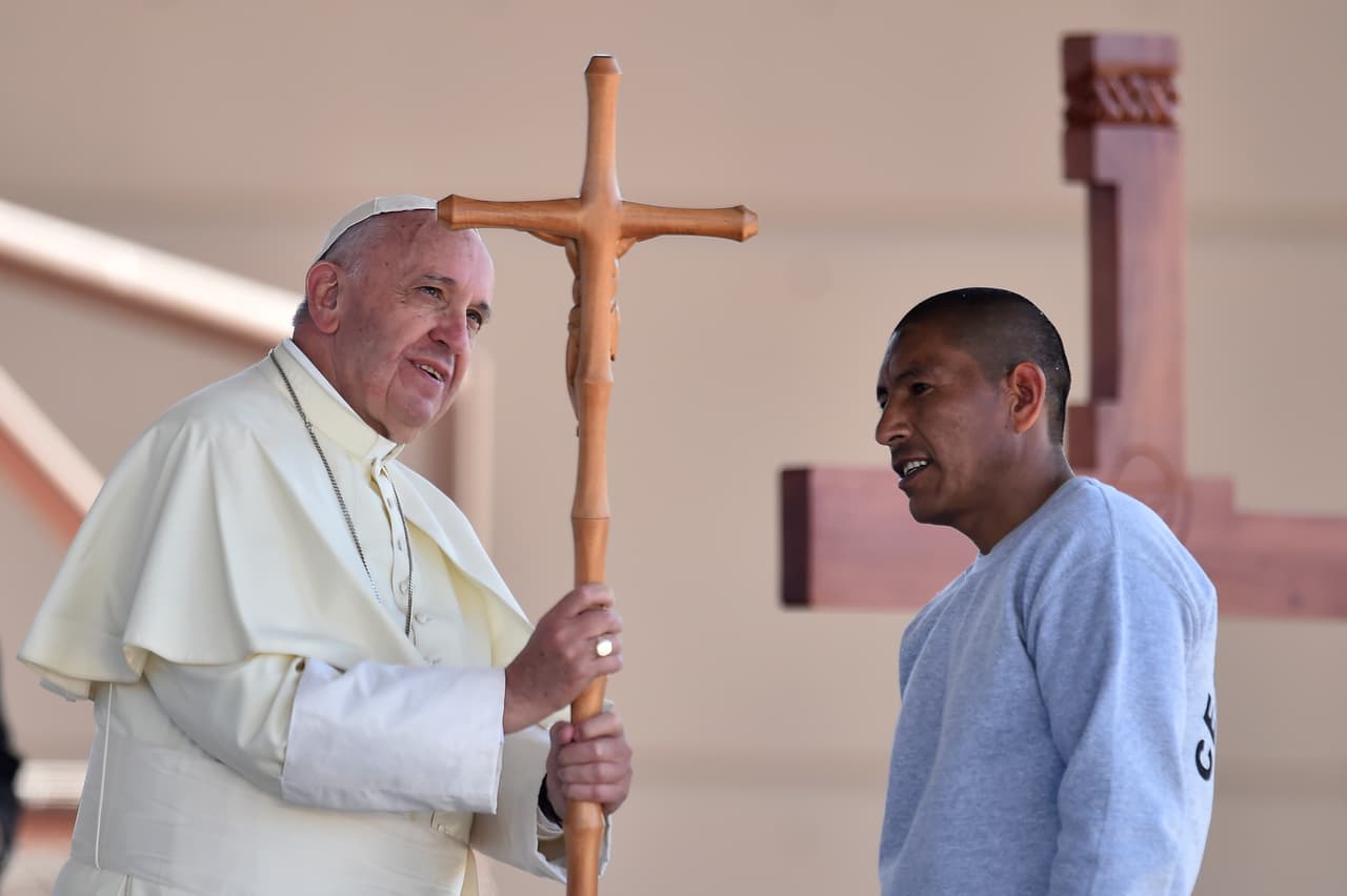 El Papa recibe una cruz hecha por uno de los internos.