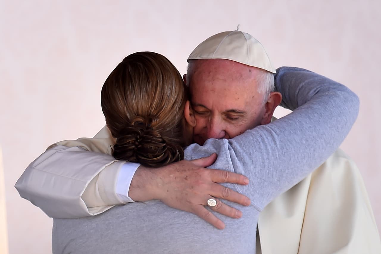 Francisco abraza a una reclusa durante su visita al CERESO n. 3, una cárcel de Ciudad Juárez.