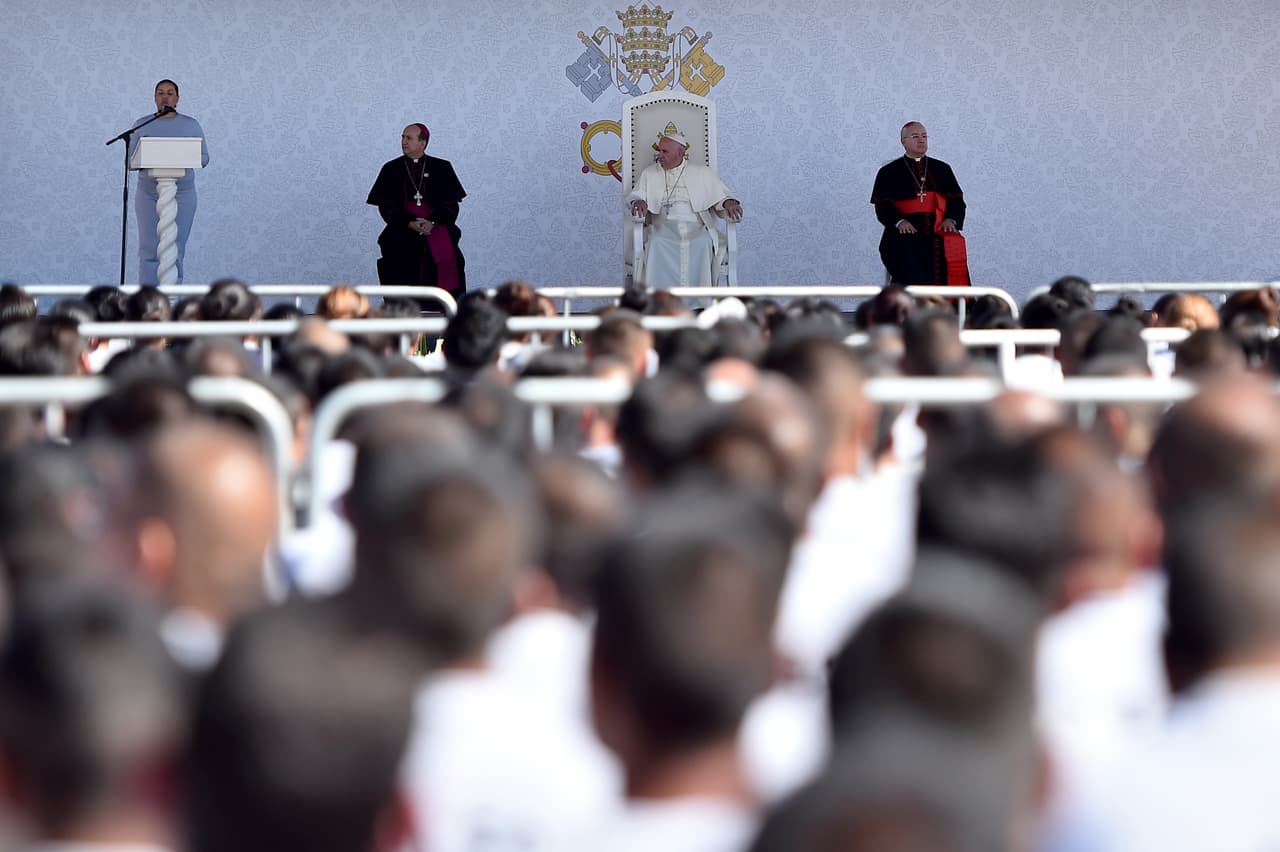 Uno de los presos del penal dedica unas palabras al Papa durante el evento.