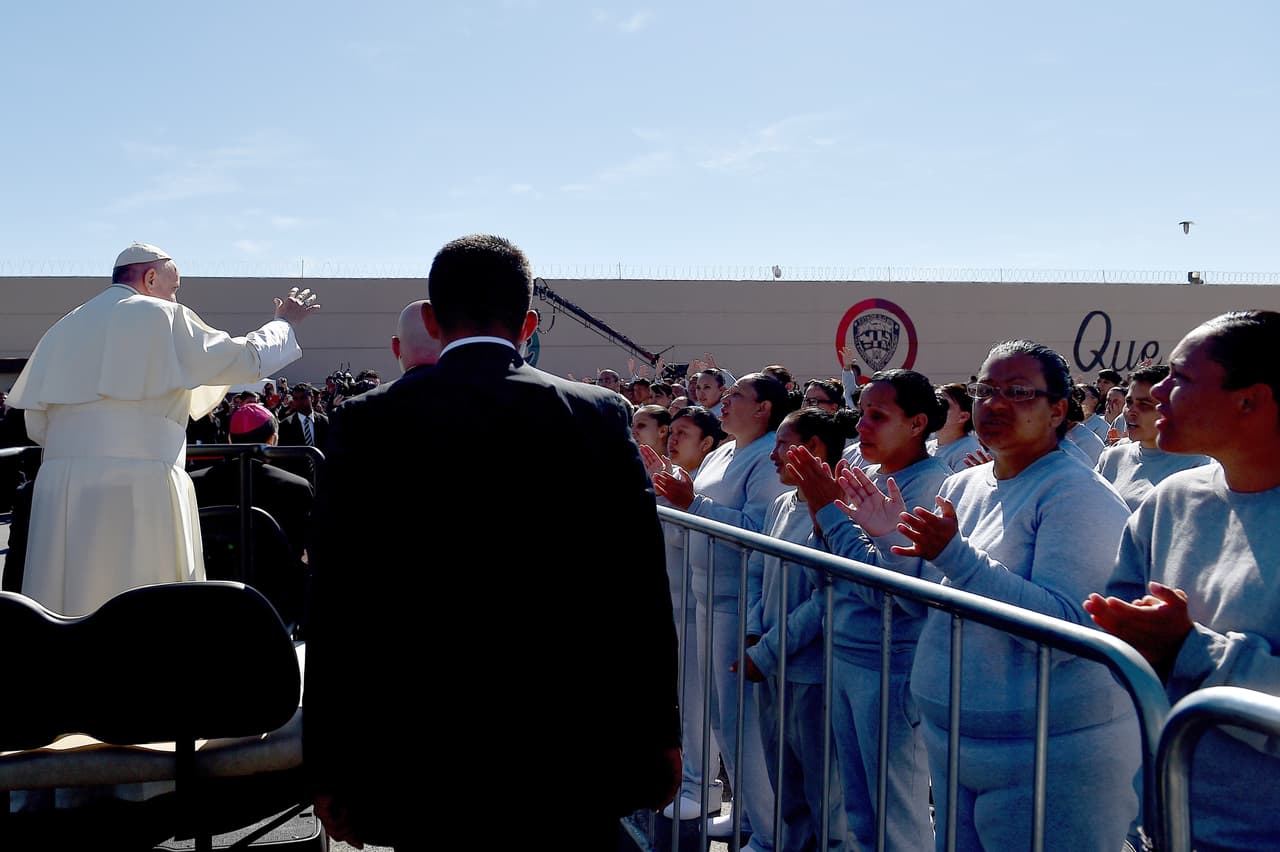 El Papa Fransciso saluda y bendice a los reos del penal de Ciudad Juárez.