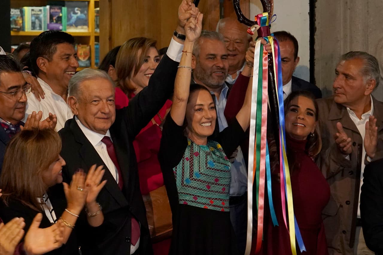 El vestuario de Sheinbaum no solo refleja elegancia y sencillez, también tiene simbolismos acordes a la ocasión, no solo con los diseños que muestran algo mexicano, también con los colores, como el morado, que reflejan lujo y feminismo.