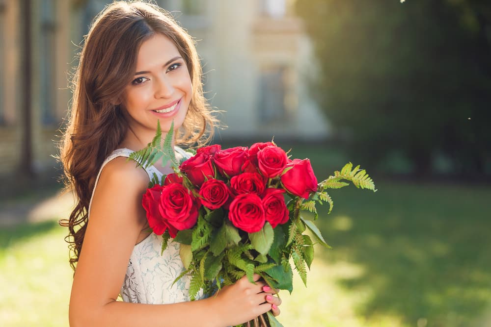 Procura tener rosas o algún tipo de flor de color rojo que son las que armonizan con tu signo. Asimismo, prepárate mentalmente para administrar el dinero que te puede llegar pues tu actitud es la que irá creando la energía de la prosperidad. Aplica las leyes que te ayudarán a que tu dinero rinda.