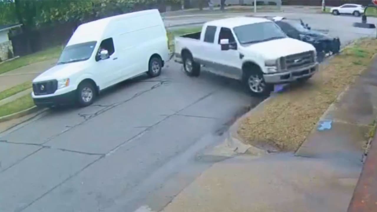 El video del accidente fue compartido por 
<b><a href="https://www.farmersbranchtx.gov/376/Police-Department" target="_blank">el Departamento de Policía de Farmers Branch</a></b> como 
<b>un llamado de atención sobre los peligros de manejar en calles mojadas y sin experiencia. </b>"Una mala decisión puede tener consecuencias graves
<i>”,</i> advirtió la policía en sus redes sociales.