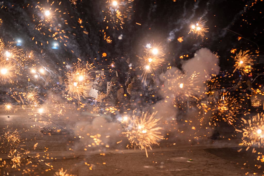 Fuegos artificiales estallaron este sábado en Compton, Los Ángeles, durante el enfrentamiento de las autoridades locales y federales con manifestantes en contra de ICE, el Servicio de Control de Inmigración y Aduanas. 
<b><a href="https://www.univision.com/local/los-angeles-kmex/redadas-de-ice-en-los-angeles-desatan-protestas-y-tension-en-paramount" target="_blank">La protesta fue una de múltiples que estallaron este fin de semana en Los Ángeles, California</a></b>, tras los operativos que en las pasadas 48 horas, dejaron a más de 
<b>100 inmigrantes detenidos y en riesgo de deportación</b>.