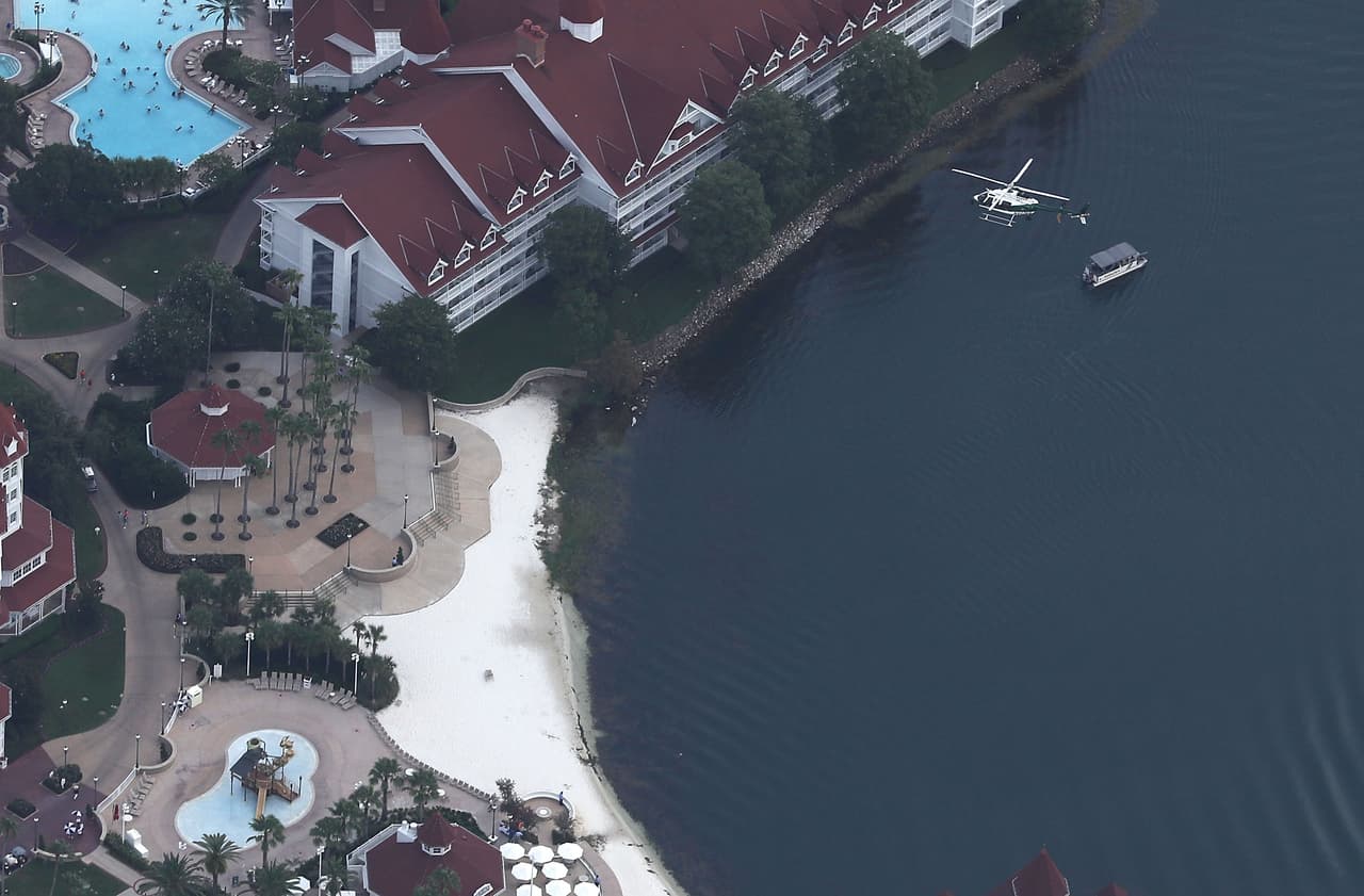 La portavoz de Disney, Jacquee Wahaler, señaló que los huéspedes en el complejo hotelero estaban consternados por lo sucedido y que la empresa está ayudando a la familia.