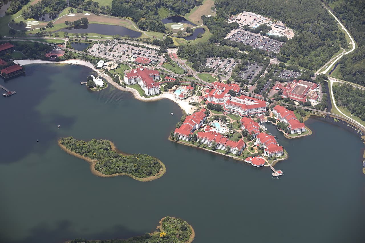La familia de cinco miembros se encontraba cerca al lago que rodea el complejo hotelero cuando el menor, que jugaba en la orilla, fue arrastrado hacia adentro por el animal.