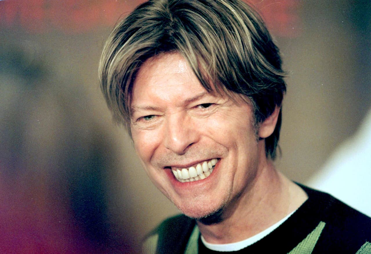 David Bowie dijo haber visto un ovni mientras paseaba por el campo en Inglaterra.