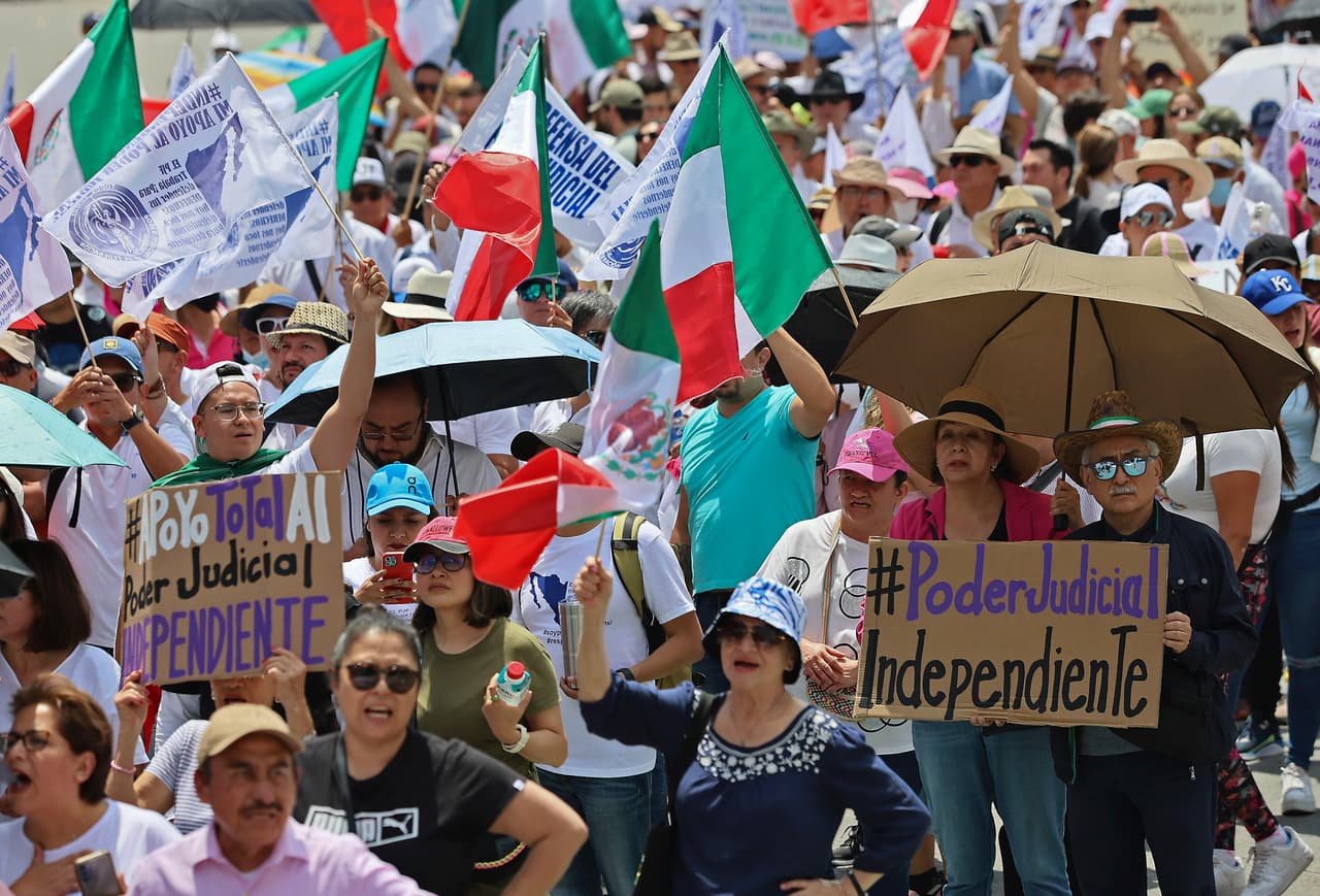 Manifestantes contra la reforma judicial en México hacen un llamado al presidente López Obrador a “respetar la democracia”