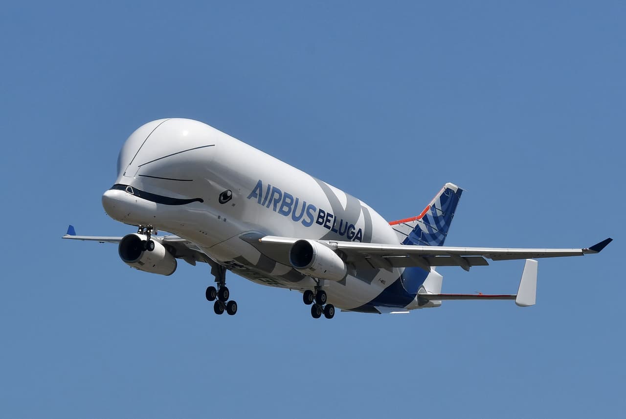 <b>El carguero es uno de los aviones más grandes que ha existido: 20 pies más largo y 3 pies más ancho.</b> Asimismo, los ingenieros han bajado la cubierta de vuelo y colocado un enorme compartimiento de carga en el fuselaje para crear su forma distintiva de ballena.