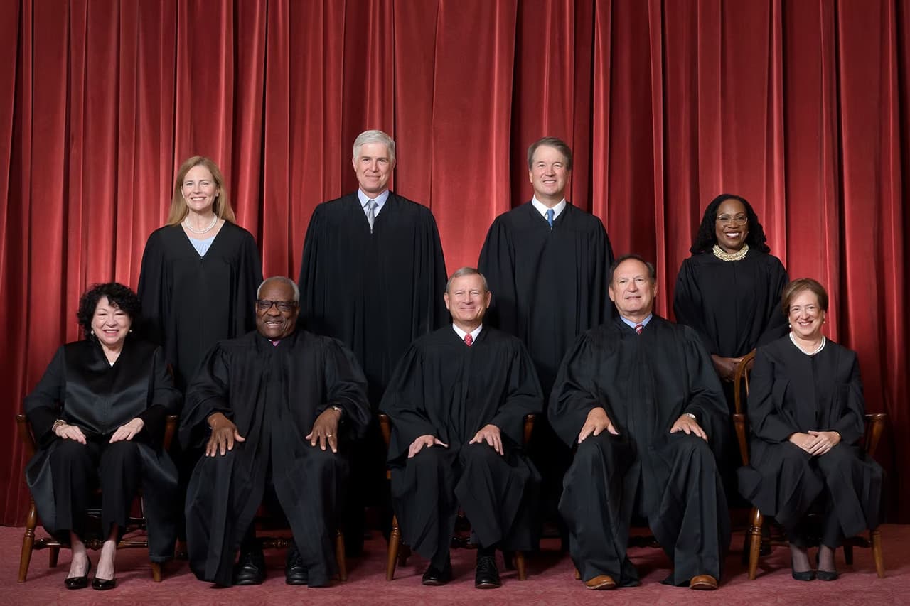 <b>Los magistrados de la Corte Suprema de Justicia. </b>
<br>
<br>Esta fotografía de junio de 2022 muestra a los nueve jueces actuales del Máximo Tribunal, con las más recientes adiciones de la administración Trump y la incorporación de Kentanji Brown Jackson en sustitución del juez Stephen Breyer bajo la presidencia de Biden.