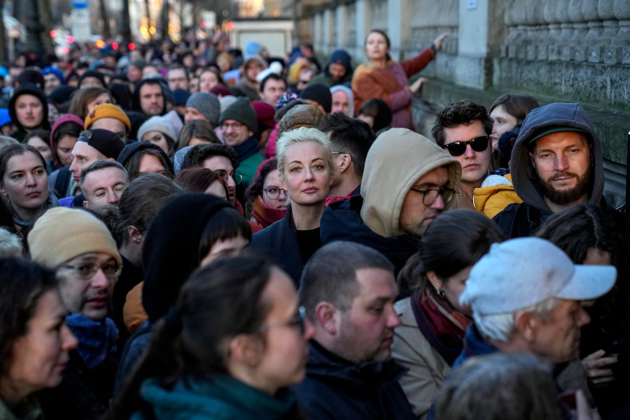 <a href="https://www.univision.com/noticias/mundo/servicio-penitienciario-ruso-anuncia-la-muerte-del-lider-opositor-alexey-navalny">Alexei Navalny, el opositor de más alto perfil del presidente ruso, Vladimir Putin, murió</a> en una cárcel rusa el 16 de febrero de este año. 
<a href="https://www.univision.com/noticias/politica/casos-navalny-trump-no-son-iguales-como-alega-expresidente">Navalny fue víctima de varios actos de violencia,</a> entre ellos un intento de envenenamiento con un agente neurotóxico. En el centro de esta foto, Yulia Navalnaya, la viuda de Navalny, quien vive en Alemania y encabezó los homenajes a su esposo fallecido.