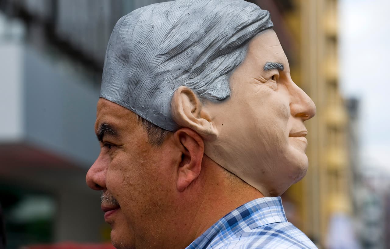 Desde el año 2012, cuando López Obrador contendió por segunda ocasión por la presidencia de México, ya se vendían souvenirs en su apoyo. Esta es una de las máscaras que se vendían en el área centro de la Ciudad de México.