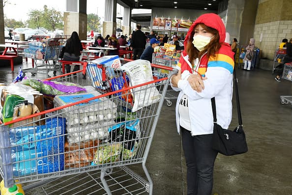 <b>Proveedores de alimentos, que incluyen: </b>
<br>• Tiendas de comestibles • mercados de agricultores certificados • supermercados • tiendas de barrio • banco de comida • servicio de comidas para llevar de restaurantes • restaurantes de autoservicio y entregas a domicilio • cultivo de alimentos o criaderos de animales (agricultura, ganadería y pesca).
<br>