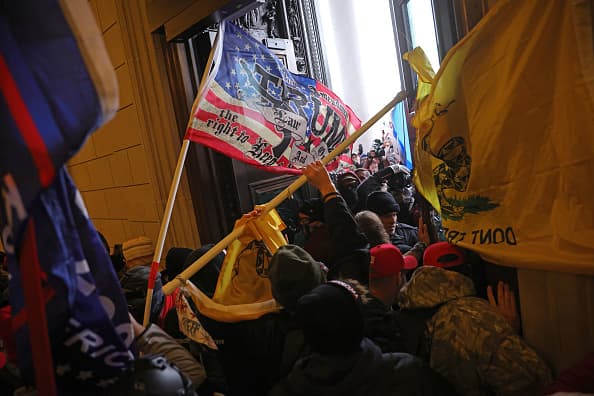 Se le acusa de entrar y permanecer a sabiendas en un edificio o terreno restringido sin autorización legal. 
<br>
<br>También está acusado de entrada violenta y conducta desordenada en los terrenos del Capitolio.