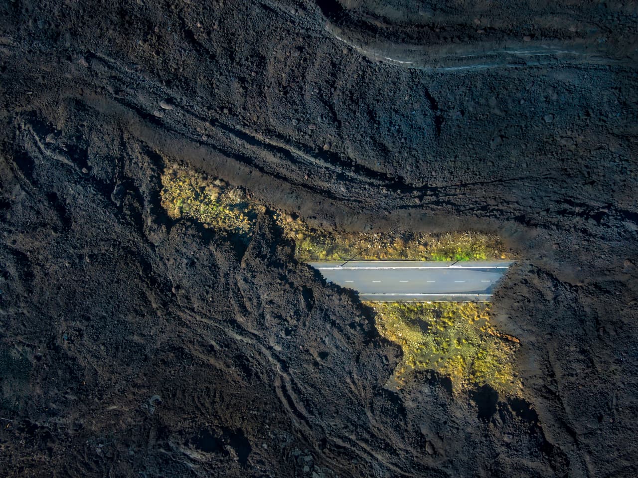 El 19 de septiembre de 2021, el volcán Tajogaite (Montaña Rajada) entró en erupción en La Palma (España). La intensa actividad volcánica sepultó miles de viviendas.