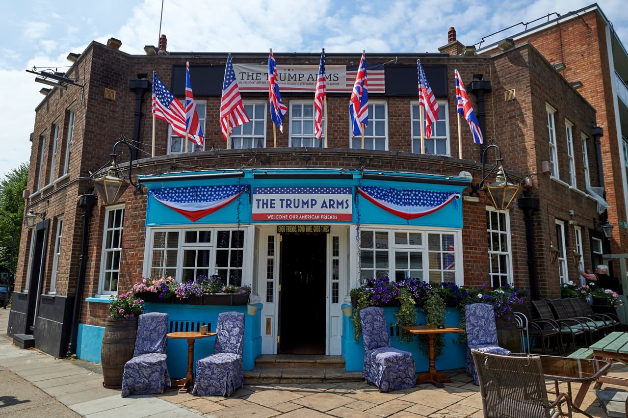 Pero también hay partidarios de Trump en Reino Unido. Como el dueño de este pub, 'The Jameson', que cambió el nombre momentáneamente a 'The Trump Arms', para la llegada del presidente estadounidense.