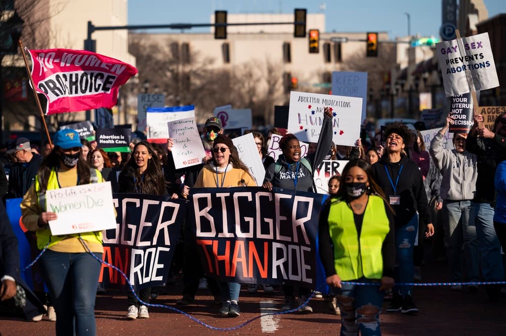 Juez en Texas escucha argumentos en demanda contra el acceso a píldora abortiva
