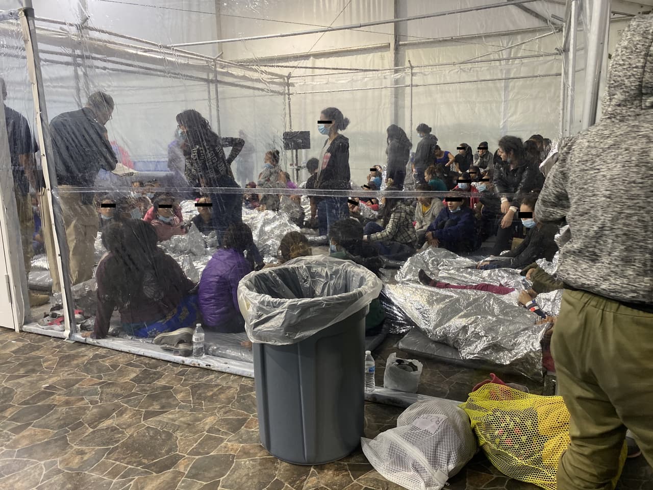 Funcionarios del gobierno de Biden aseguraron el viernes que había más de 9,500 niños 
<a href="https://www.univision.com/noticias/inmigracion/mas-14-000-menores-migrantes-no-acompanados-custodia-eeuu"><u>bajo la custodia del Departamento de Salud y Servicios Humanos</u></a> y aproximadamente 4,500 en la Oficina de Aduanas y Protección Fronteriza de EEUU.