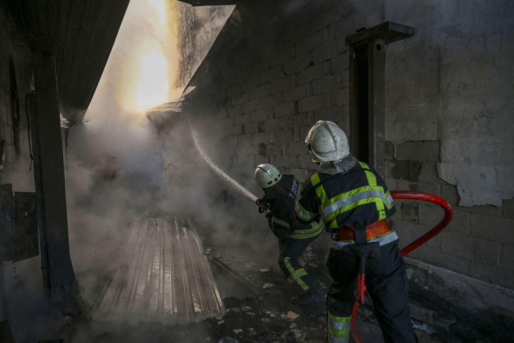 Al menos ocho ciudades han sufrido más de cuatro días de bombardeos: a Járkov, Mariupol, Irpin y Kiev se suman en esta lista Chernihiv, Okhtyrk, Severodonetsk e Izium. En la imagen, bomberos tratando de apagar el incendio en una vivienda en Kiev.