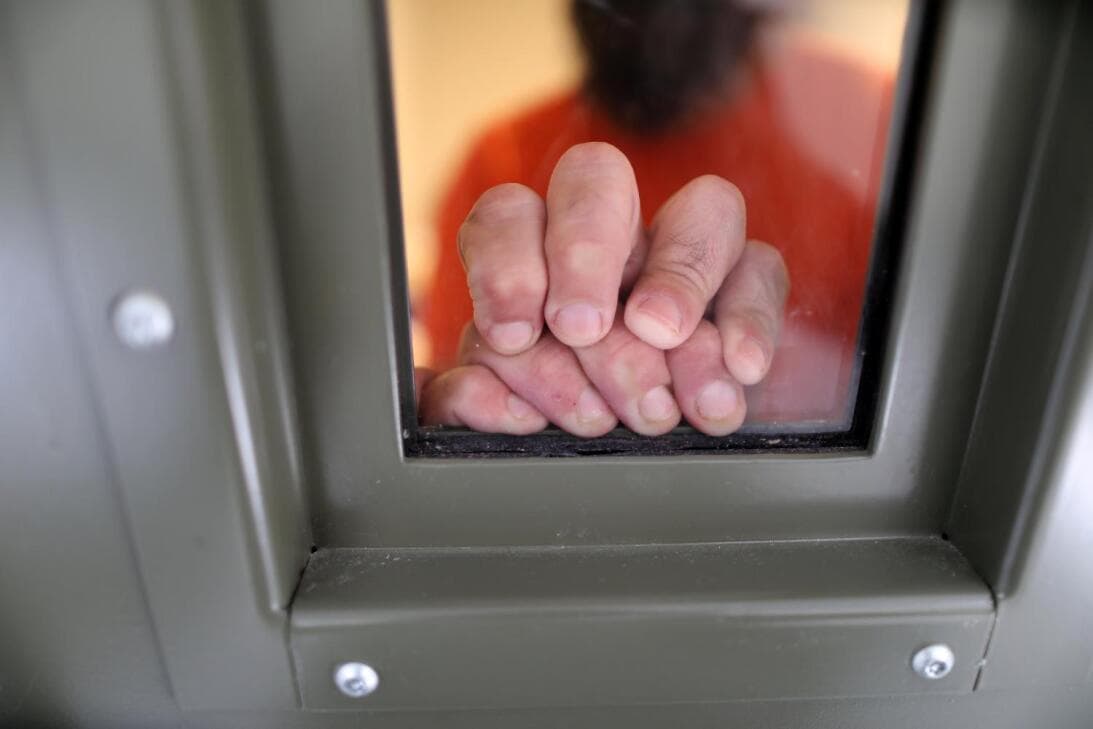 La demanda de un inmigrante que asegura que estuvo un año aislado en un centro de ICE