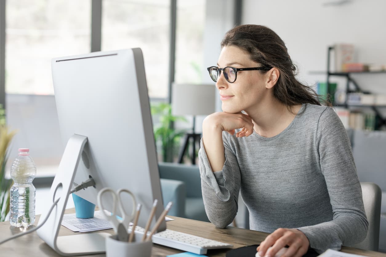 En 2021, FlexJobs, un servicio de membresía para personas que buscan trabajo, vio 
<b>un aumento del 12% en ofertas de trabajo remoto</b> y una ampliación de la gama del tipo de trabajos que puede realizarse de esta manera. 
<a href="https://www.univision.com/noticias/dinero/companias-buscan-trabajadores-remotos-espanol-hispanos-fotos">Estas 20 grandes empresas buscan trabajadores para empleos remotos que hablen español.</a>