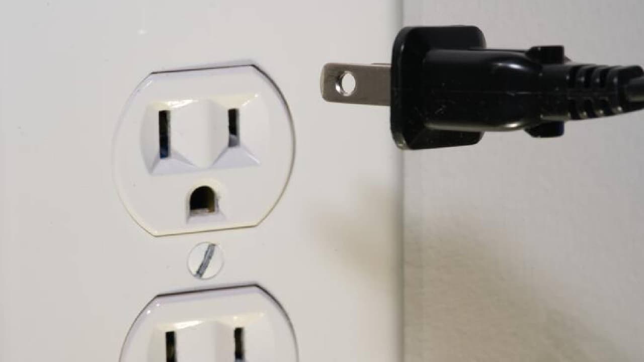 <b>Protege los electrónicos</b>
<br>Desconecta los electrodomésticos y los aparatos electrónicos para evitar daños por sobretensiones eléctricas. De ser posible instala un regulador de voltaje para evitar sobrecargas si la energía aumenta al regresar.