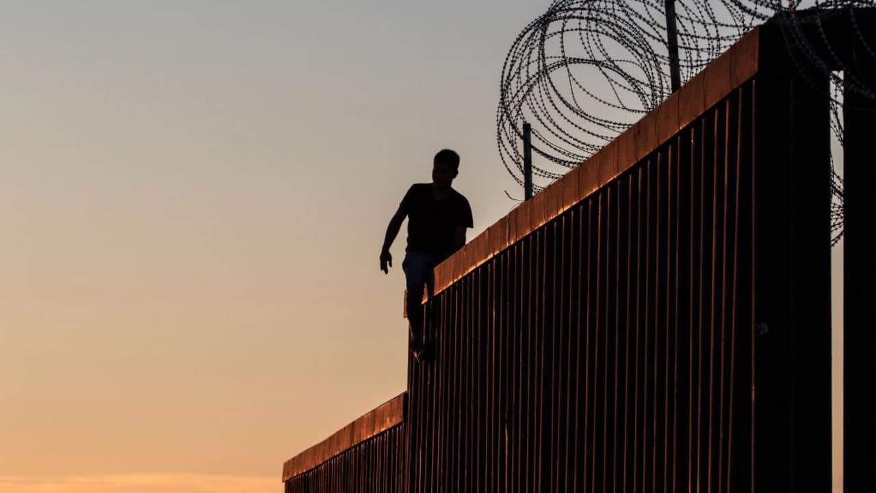 Muere migrante saltando el muro: su mujer e hijo quedaron separados al caer de cada lado de la frontera