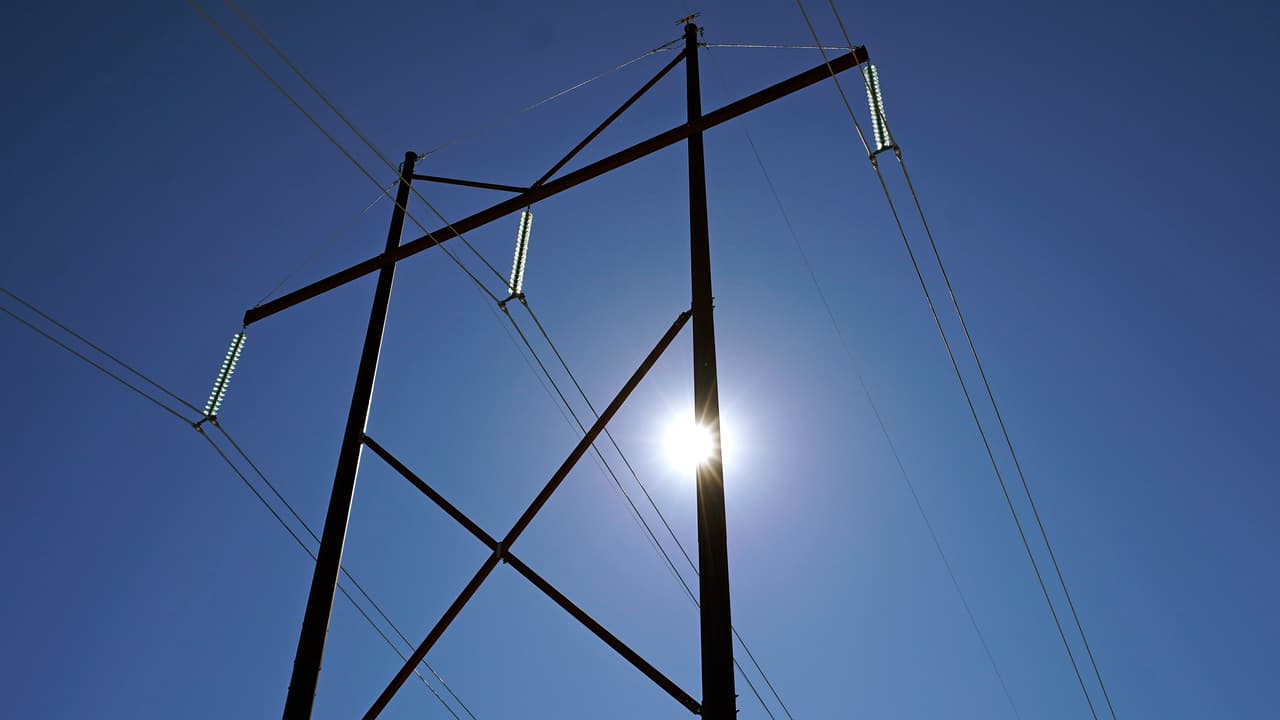 🔴 
<b>Precios de la electricidad: +1.6 en julio frente a junio</b>
<br>
<br>El reporte eleva las apuestas a que la Reserva Federal suba las tasas de interés menos de lo previsto durante su próxima reunión en septiembre. Muchos economistas habían pronosticado que el banco central estadounidense elevará la tasa de referencia en tres cuartos de punto por tercera vez consecutiva, pero ahora sospechan que será de medio punto solamente.