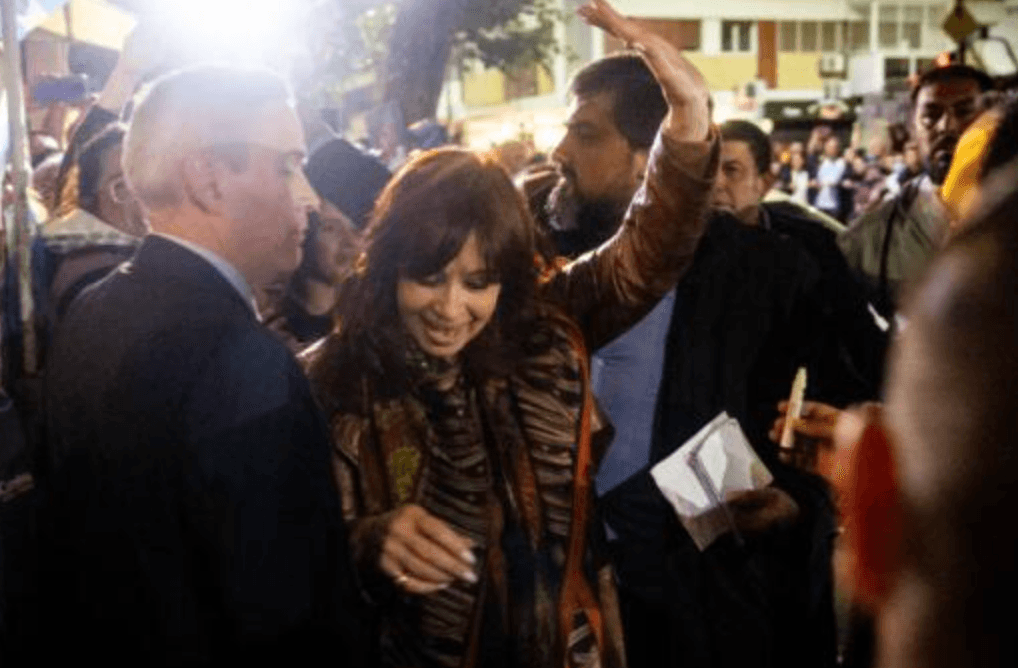Apretó el gatillo pero el arma no disparó: lo que se sabe del atentado contra Cristina Fernández de Kirchner en Argentina