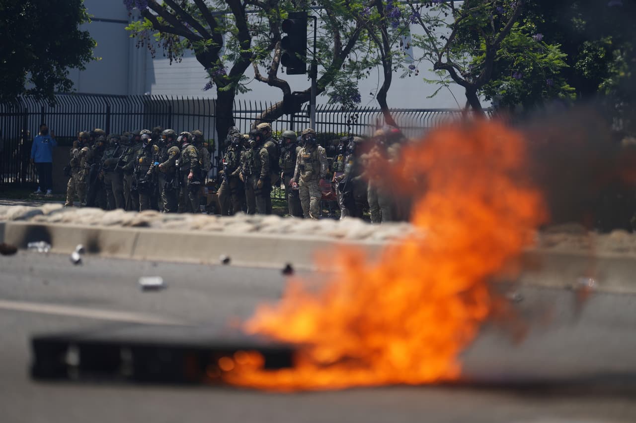 La acción federal provocó una rápida respuesta ciudadana. 
<b>Cientos de manifestantes</b> se congregaron frente a un centro de detención en Los Ángeles exigiendo la liberación de los detenidos con pancartas que decían “ICE fuera de LA” y gritos de “¡Libérenlos, déjenlos quedarse!”. 
<br>
<br>Las tensiones aumentaron cuando la policía antidisturbios utilizó 
<b>gas lacrimógeno y granadas aturdidoras</b> para dispersar a la multitud.
<br>
<br>(AP Photo/Eric Thayer)