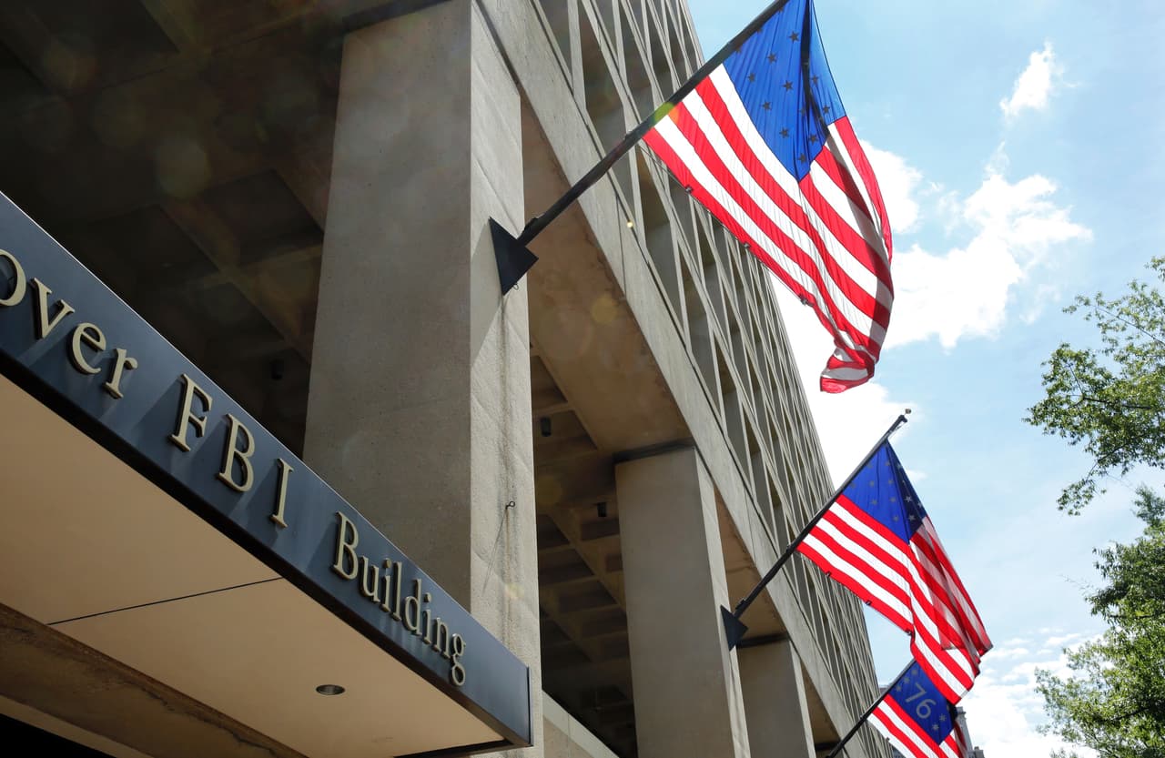 Funcionarios del FBI demandan al gobierno mientras se exponen datos de 5,000 agentes que investigaron a Trump