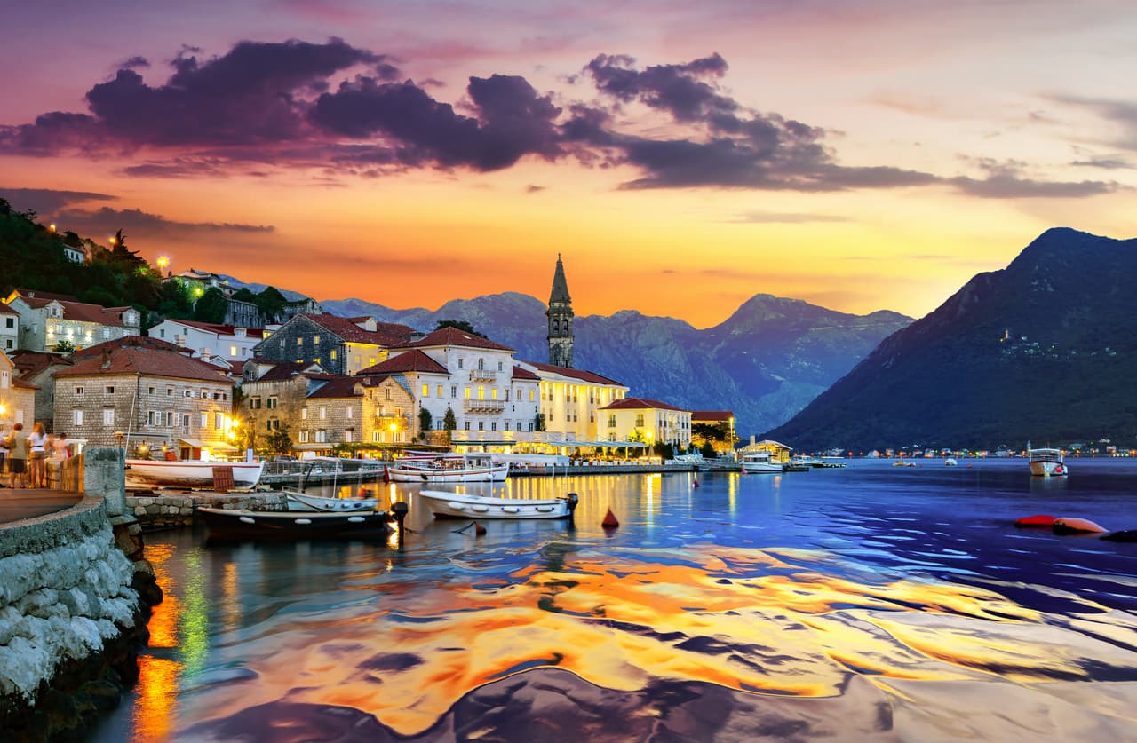 <b>Montenegro.</b> Este país del este de Europa ofrece un procedimiento en donde la ciudadanía se obtiene en seis meses y los dependientes menores de 18 años están incluidos. Tiene un costo de alrededor de 800,000 dólares entre donaciones e inversiones en bienes raíces en las regiones menos desarrolladas del norte de esa nación.