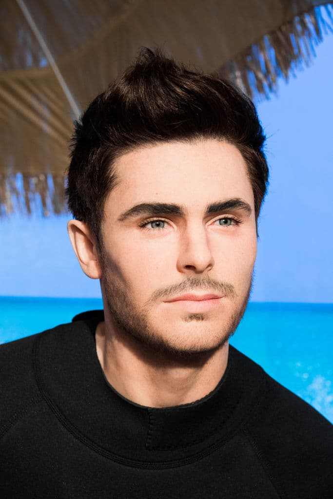 La figura de cera de 
<b>Zac Efron</b> igual causó controversia en redes sociales cuando se reveló en 2017; se trata de una pieza del museo Madame Tussauds de Berlín, Alemania.