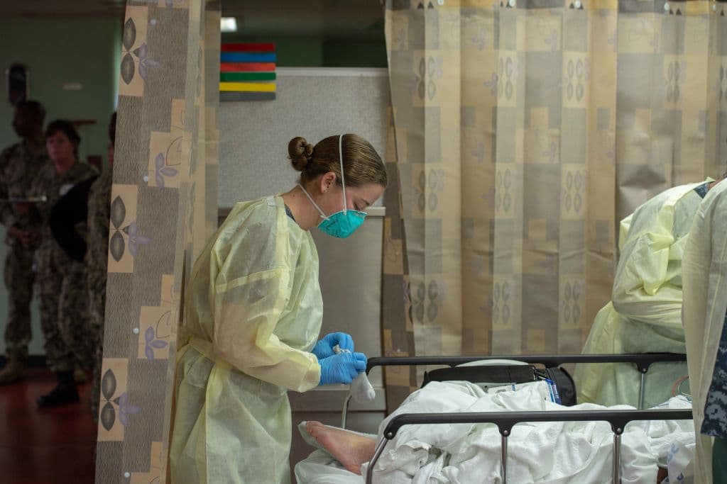 Asimismo, el buque hospital Mercy ya está funcionando como centro médico de apoyo a los hospitales locales, atendiendo pacientes con enfermedades y lesiones no relacionadas con coronavirus.
<br>