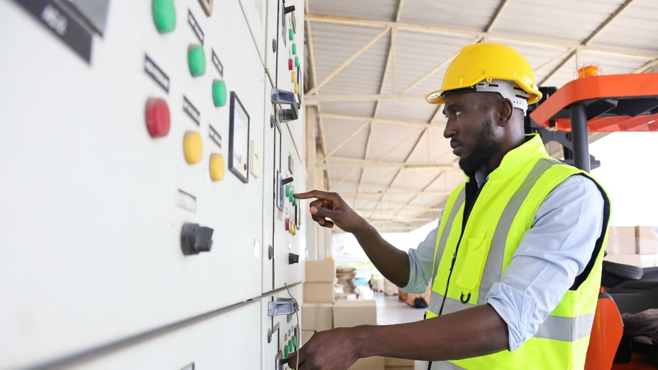 <b>3. Distribuidores y operadores de energía</b>
<br>Como su nombre lo explica, regulan, coordinan y operan la distribución de energía o vapor. Estos trabajadores ganaron en promedio anual 
<b>$141,200</b>. El área de Sacramento es donde fueron mejor pagados estos trabajadores comparado al promedio nacional en el año 2020, según el estudio.
