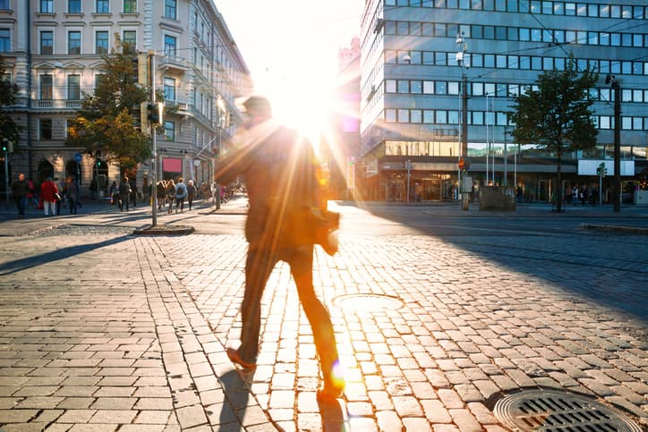 <b>Exponte al Sol</b>. El Sol ayuda a tu cuerpo a 
<a href="https://www.univision.com/noticias/salud/mejor-hora-para-dormir">ajustar el reloj circadiano</a>. También puede ayudar a contrarrestar el insomnio ya que impacta en el estado de ánimo. También ayuda salir a mitad del día. Si estás en una oficina, quizá puedas dar un pequeño paseo por el parque a la hora de comer.