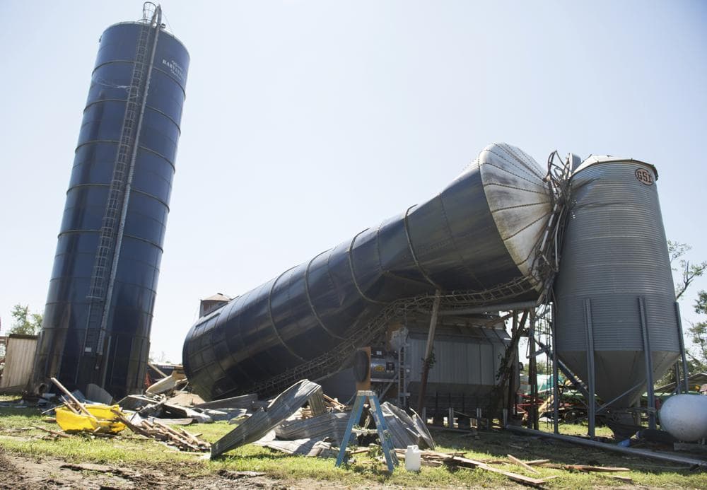 Uno de los tornados más intensos registrados en la historia de Nueva Jersey prácticamente demolió Wellacrest Farms, la mayor granja lechera del estado.