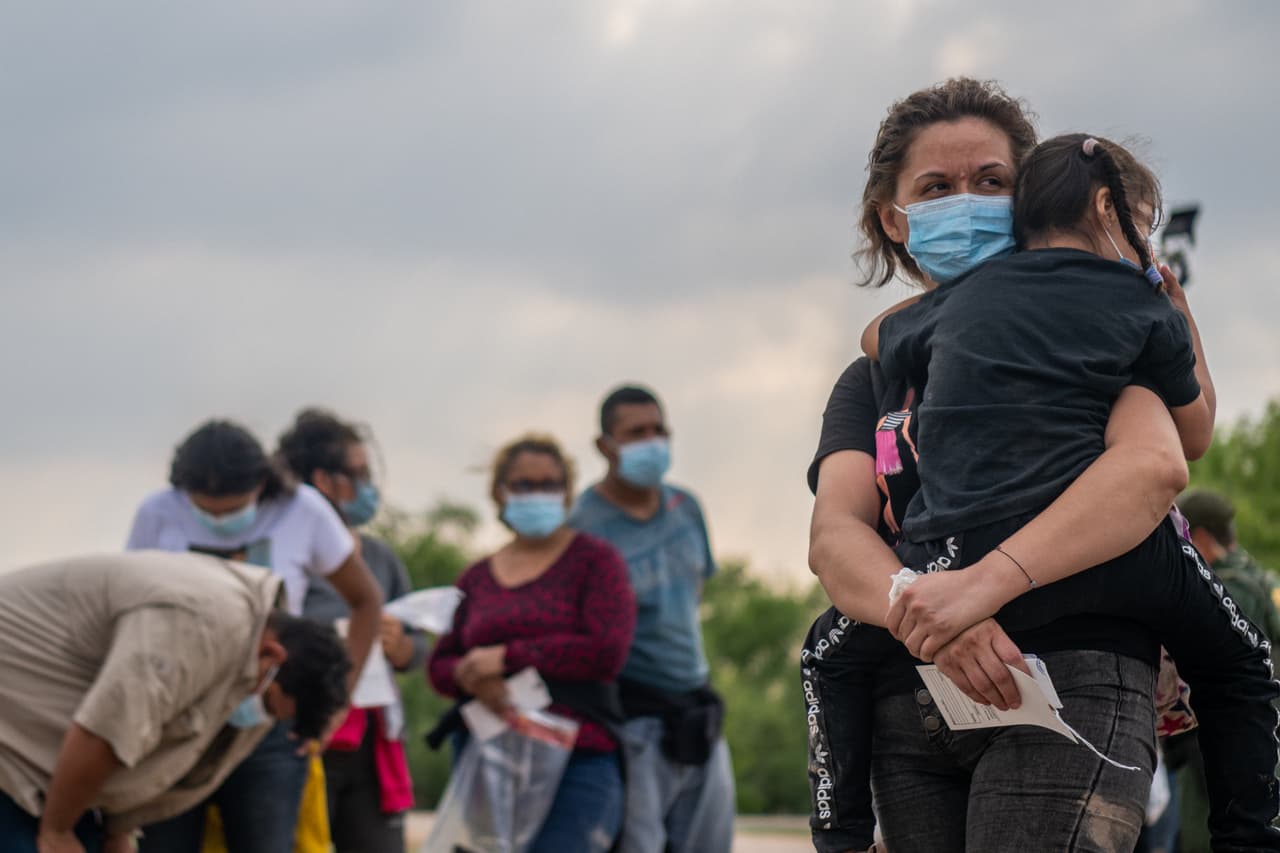 De qué se trata la “invasión” desde el sur que dicen sufrir decenas de condados de Texas a cientos de millas de la frontera con México