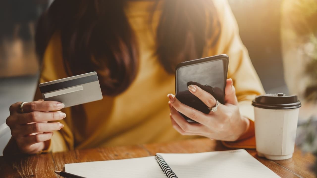 La mayoría de estas tarjetas ofrecen 0% de interés durante 12 a 18 meses sin cargo anual. Por lo general, tienen una tarifa de transferencia de saldo del 2% al 5%, pero puede encontrar fácilmente tarjetas de transferencia de saldo sin tarifa. Un puntaje crediticio más alto lo ayudará a calificar para una tarjeta con mejores términos.