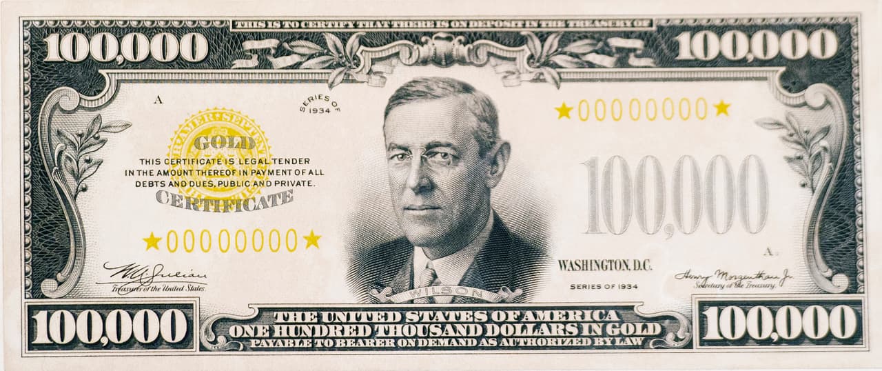 Es cierto: existen 42,000 billetes de US$100,000, y el hombre escogido para ser su imagen fue Woodrow Wilson (1856–1924). Fue usado sólo para transacciones entre la Reserva Federal y el Departamento del Tesoro hasta 1960, y hoy en día es ilegal tener uno. La gran mayoría fueron destruidos. 
<a href="http://www.factretriever.com/us-presidents-facts">Wilson es famoso, además, por pintar de negro sus pelotas de golf </a>durante las nevadas de invierno y por proyectar la primera película en la Casa Blanca, "
<i>The Birth of Nation". </i>Durante su mandato, entre 1913 y 1921, impulsó la Ley de la Reserva Federal, la Ley de la Comisión Federal de Comercio, la Ley Clayton Antitrust, la Ley Federal de Préstamos Agrícolas y la Ley de Ingresos de 1913, que introdujo un impuesto sobre la renta. También bajó los aranceles e impusó con la Ley Adamson una jornada laboral de 8 horas para los ferrocarriles. Fue neutral durante los primeros meses de la Primera Guerra Mundial. 
<br>