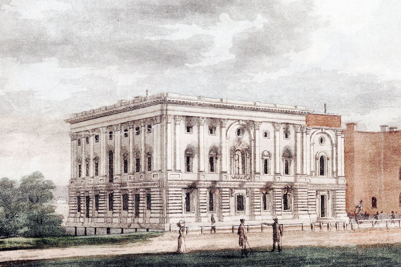 <b>El ataque del ejército británico (24 de agosto de 1814)</b>
<br>
<br>El Capitolio de Estados Unidos se empezó a construir en 1793 y comenzó a funcionar en 1800. La joven nación entró de nuevo en guerra con los británicos en 1812 y dos años después sus tropas lograron dañar varias estructuras en Washington DC.
<br>
<br>Según la reseña de la Oficina de Historia del Senado,
<a href="https://www.senate.gov/artandhistory/history/common/generic/August_Burning_Washington.htm"> <u>el incendio provocado por los británicos devastó el ala más antigua del Capitolio</u></a>.
<br>
