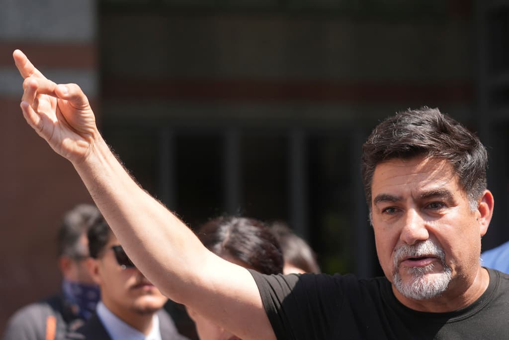 El presidente del Sindicato Internacional de Empleados de Servicios (SEIU) de California agradeció el apoyo de todos y reveló que 
<b><a href="https://www.univision.com/local/los-angeles-kmex/trump-felicita-a-la-guardia-nacional-por-actuar-en-los-angeles-donde-nunca-estuvo-afirma-la-alcaldesa-karen-bass" target="_blank">la alcaldesa de Los Ángeles, Karen Bass</a></b>, lo visitó mientras estuvo arrestado.