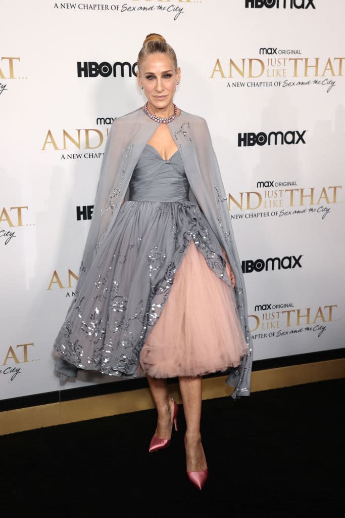 <b>Sarah Jessica Parker</b>
<br>
<a href="https://www.univision.com/entretenimiento/cultura-pop/que-personaje-de-the-sex-and-the-city-eres-tu">Sarah Jessica fue la columnista y amante de la moda de 'Sex and the City'.</a> Cuando asistió a la premiere de su nueva serie 'And Just Like That', tuvo un pequeño guiño en su vestido, pues una parte tenía tela de tul.