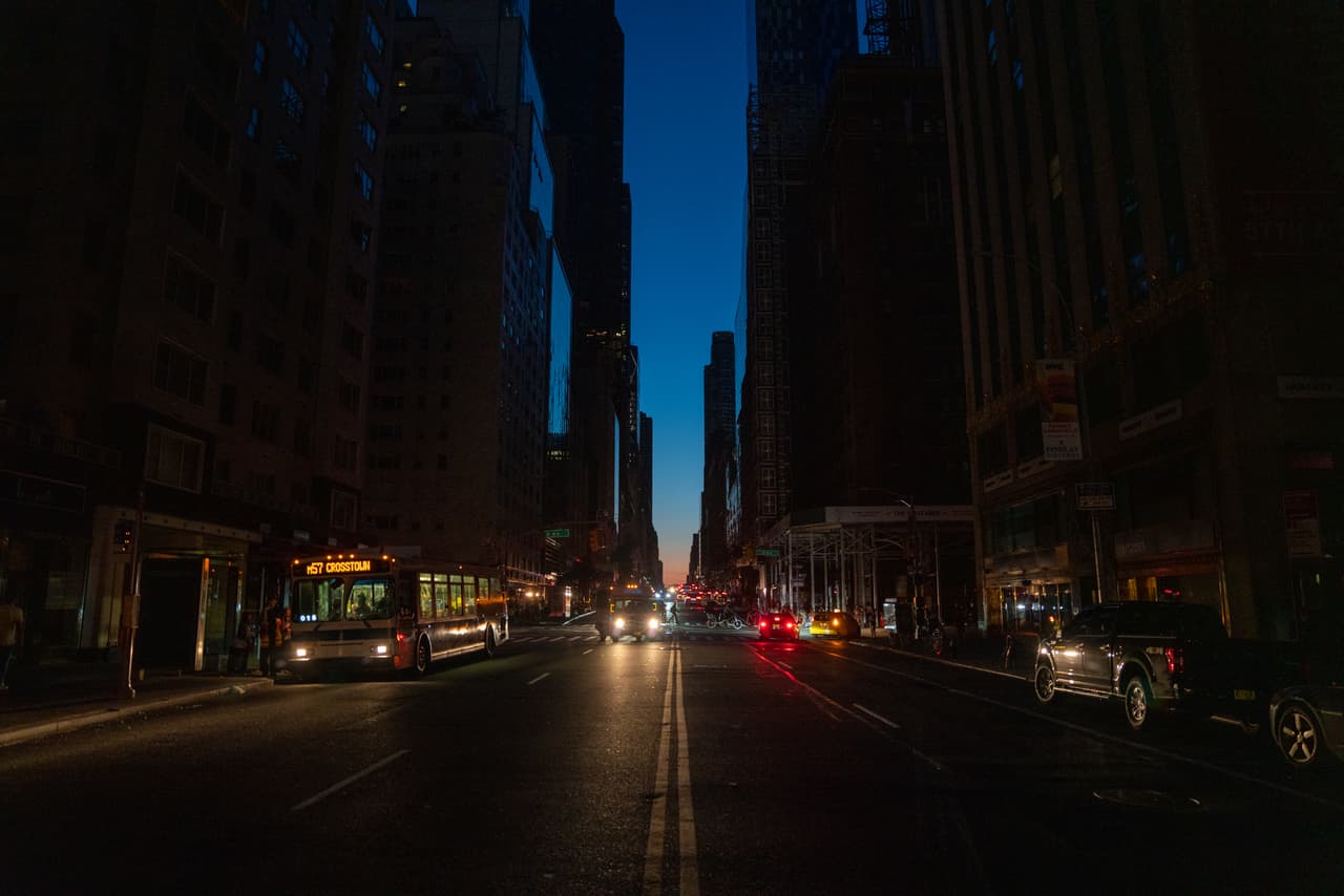 NUEVA YORK, NY - 13 DE JULIO: El autobús M57 que cruza la ciudad recoge a los pasajeros durante el apagón. (Foto de David Dee Delgado/Getty Images)